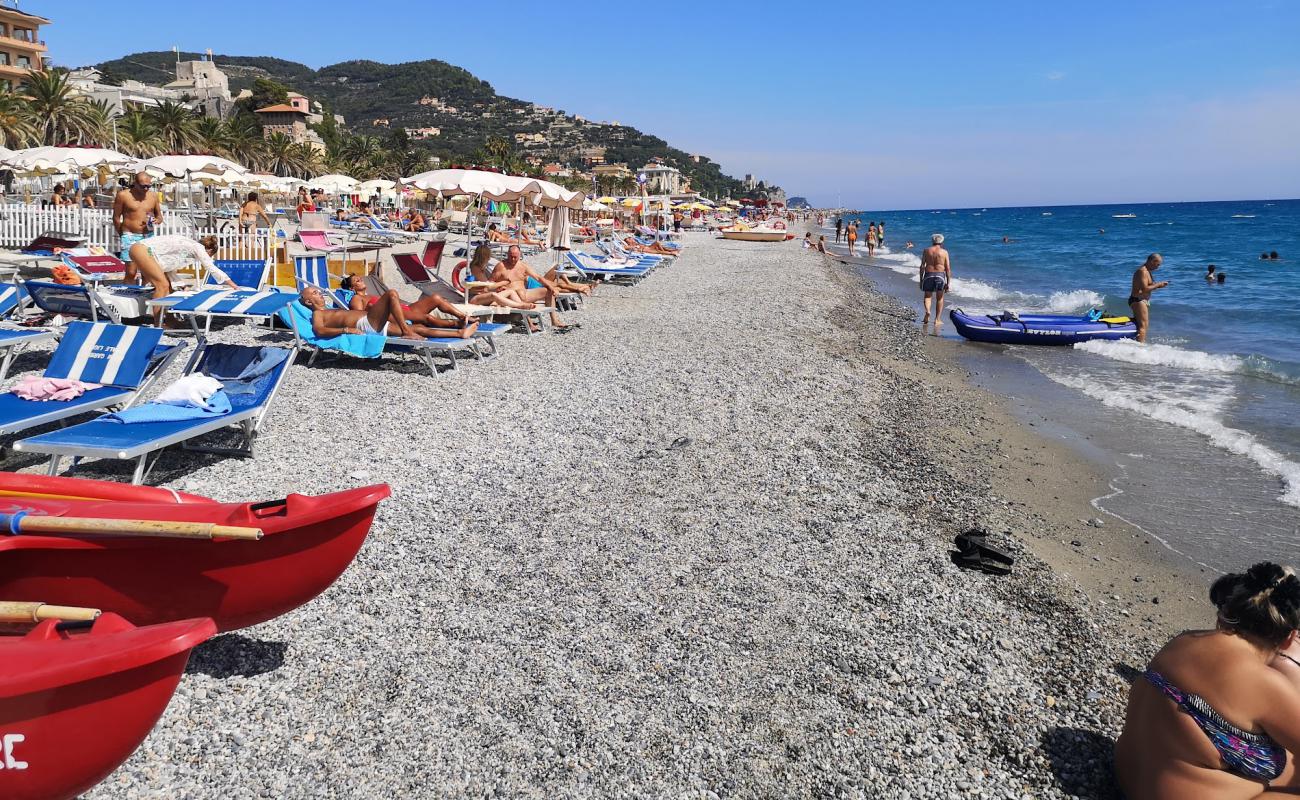 Photo de Spiaggia libera Attrezzata avec sable noir avec caillou de surface