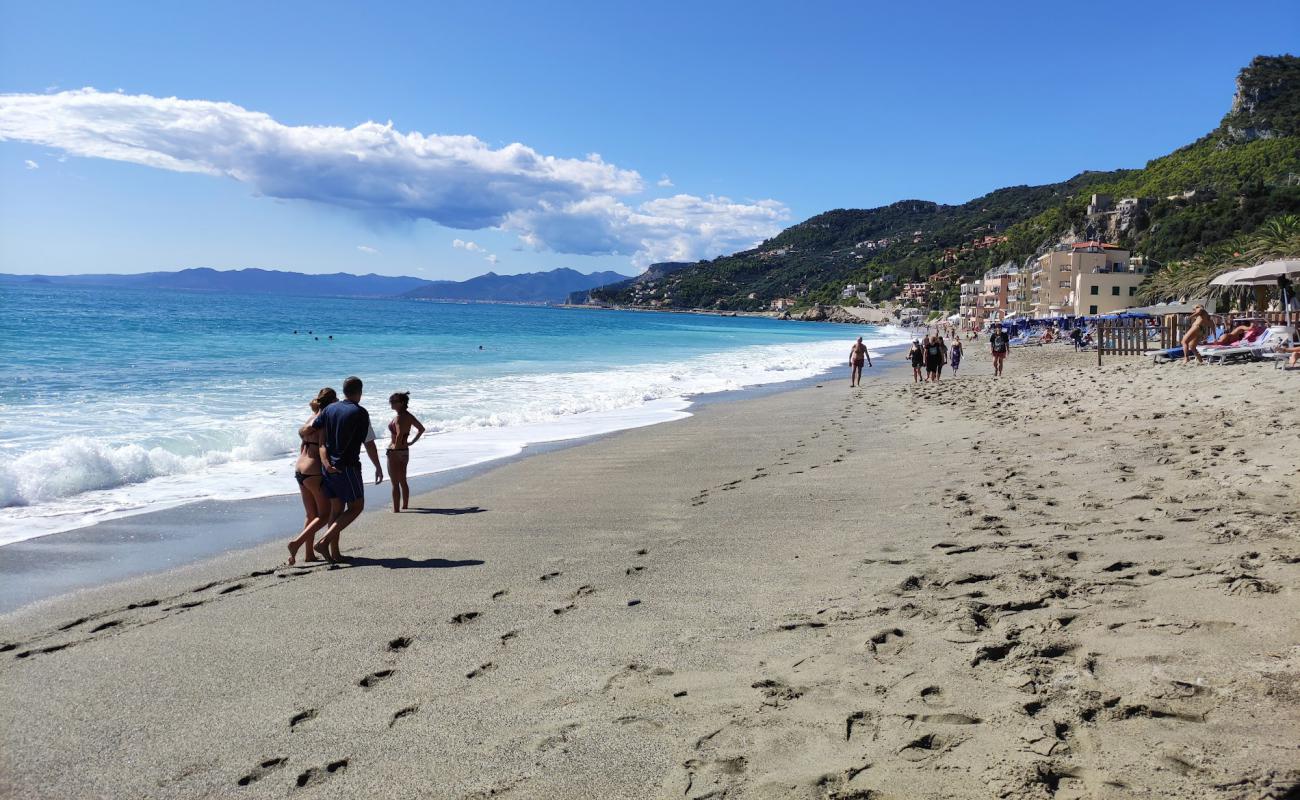 Photo de Spiaggia libera di Varigotti avec sable noir avec caillou de surface