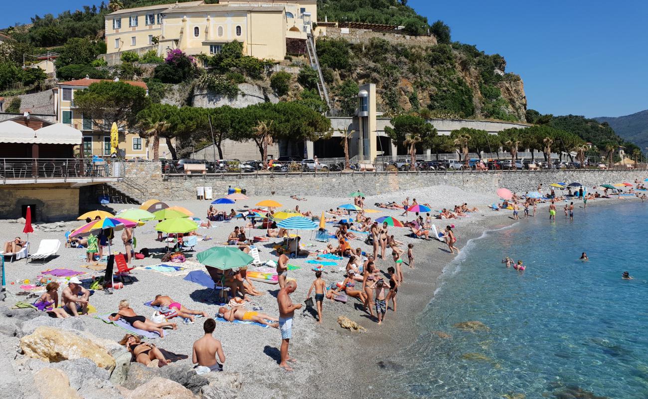 Photo de Spiaggia di Noli avec caillou fin brun de surface