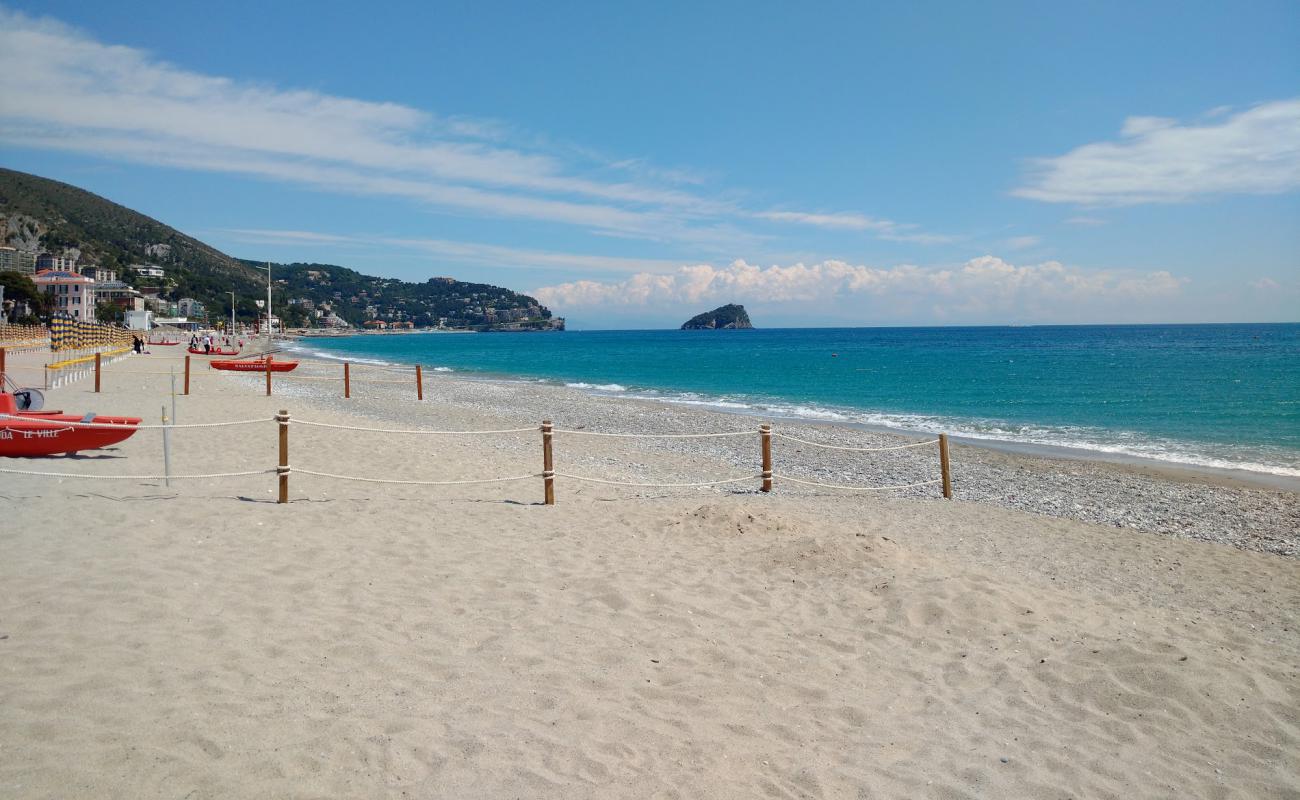 Photo de Spotorno beach avec caillou fin brun de surface