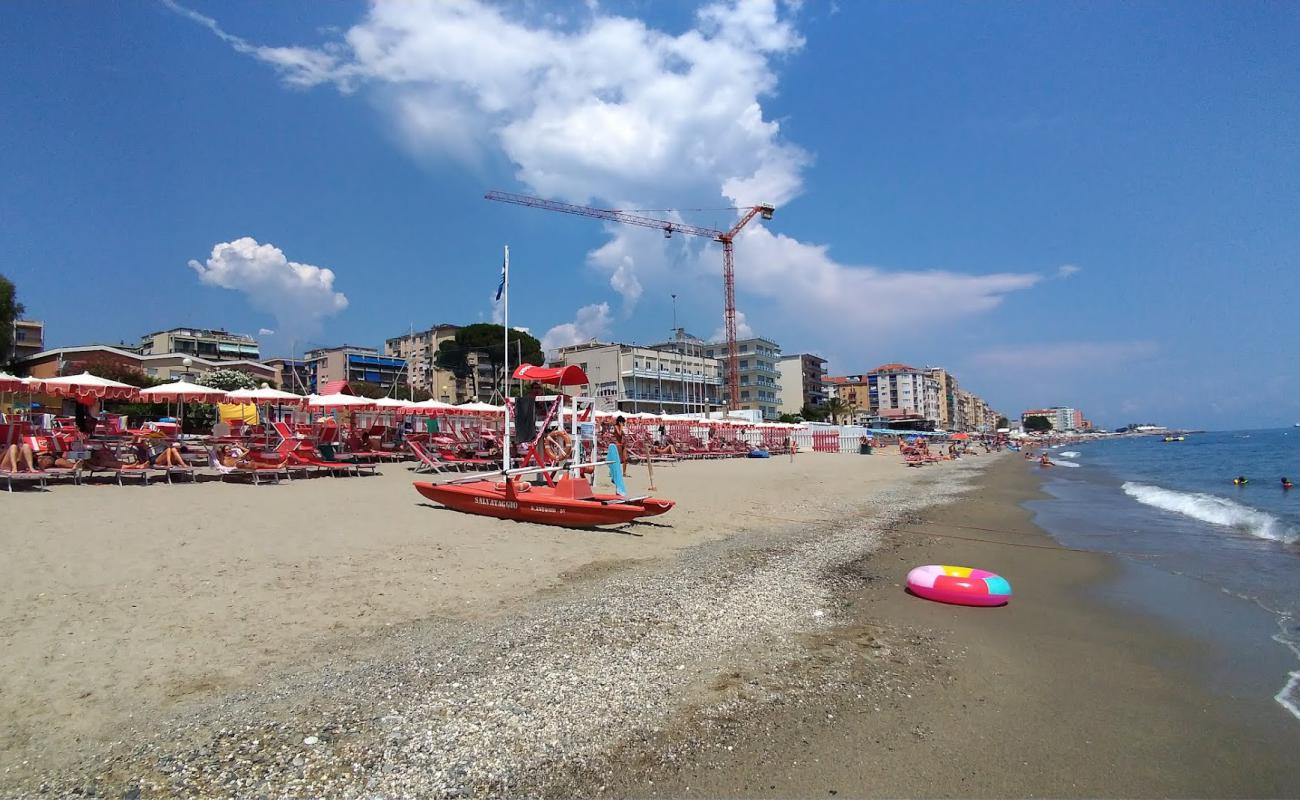 Photo de Spiaggia delle Fornaci avec sable beige de surface