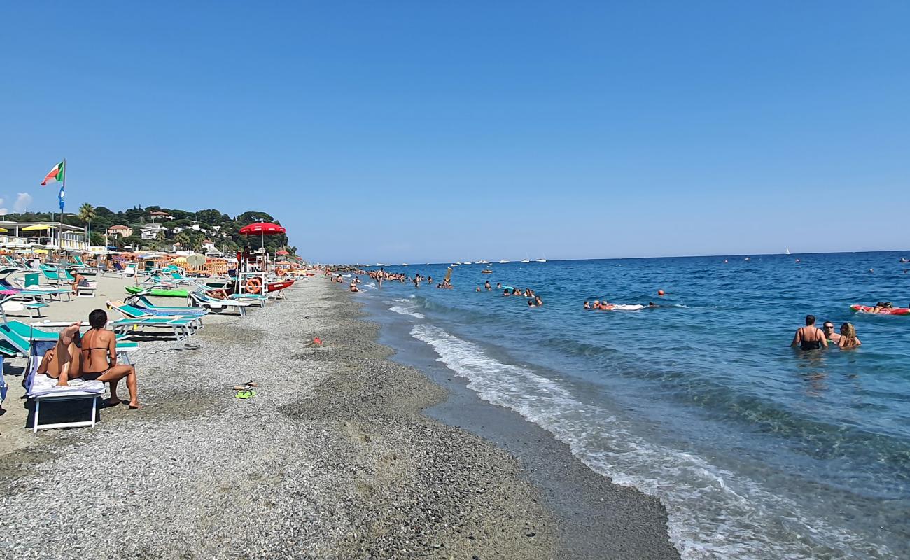 Photo de Albisola beach avec sable brun de surface