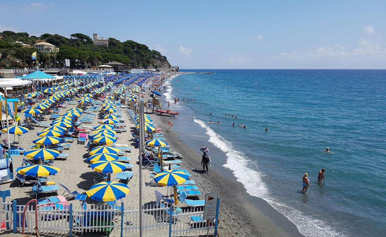 Photo de Piani beach avec sable noir avec caillou de surface