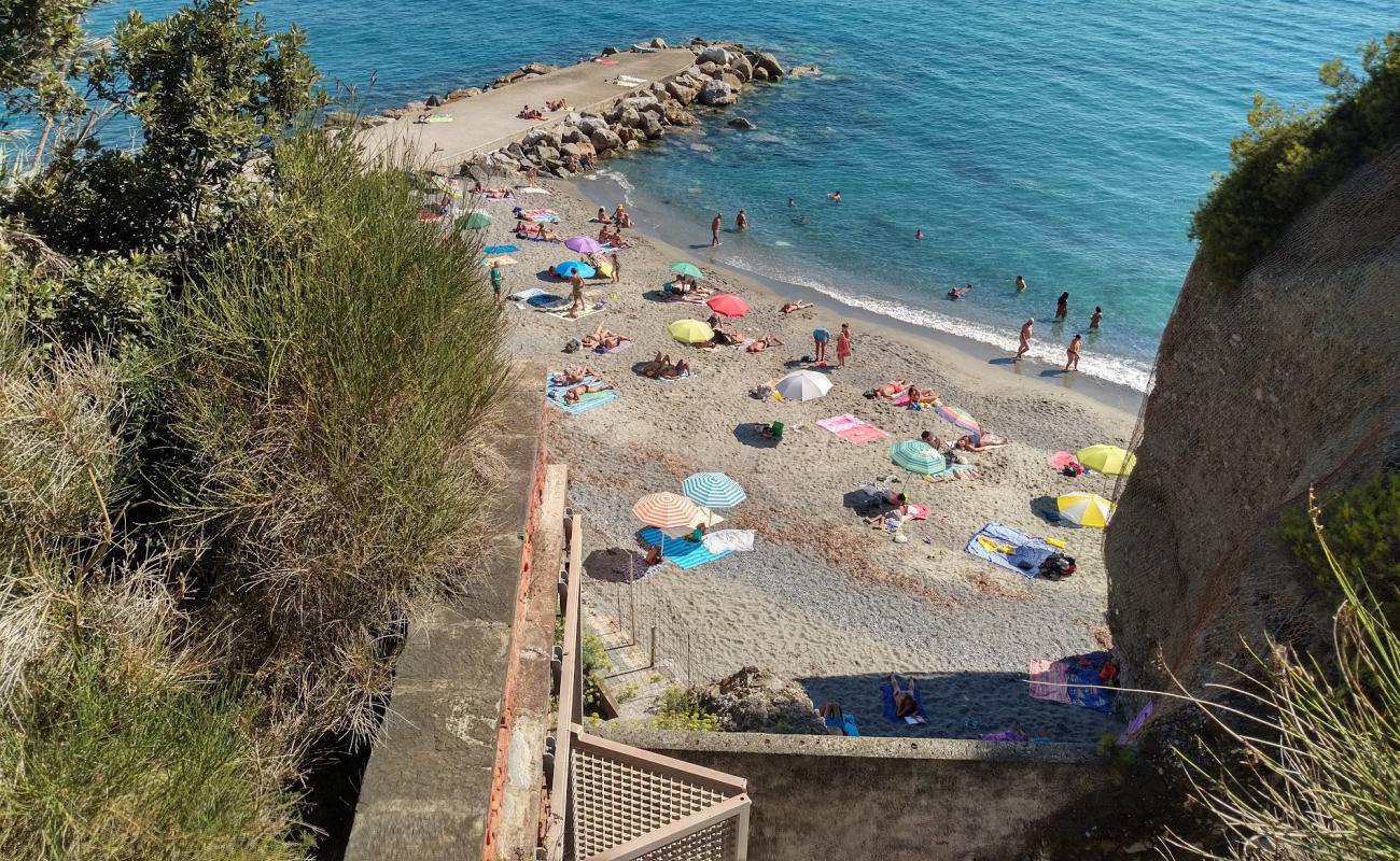 Photo de Spiaggia Libera Comunale avec sable noir avec caillou de surface