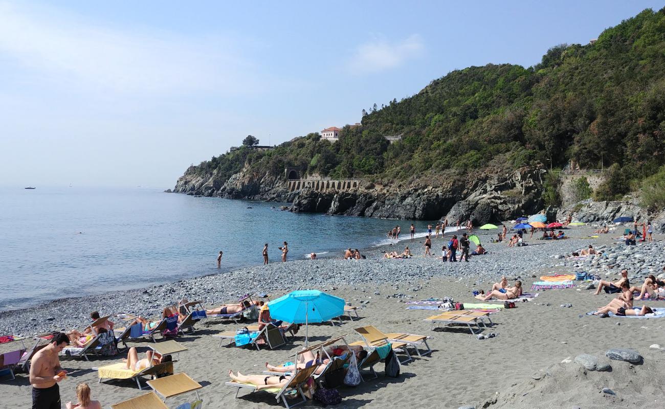 Photo de Spiaggia Lungomare avec sable gris de surface