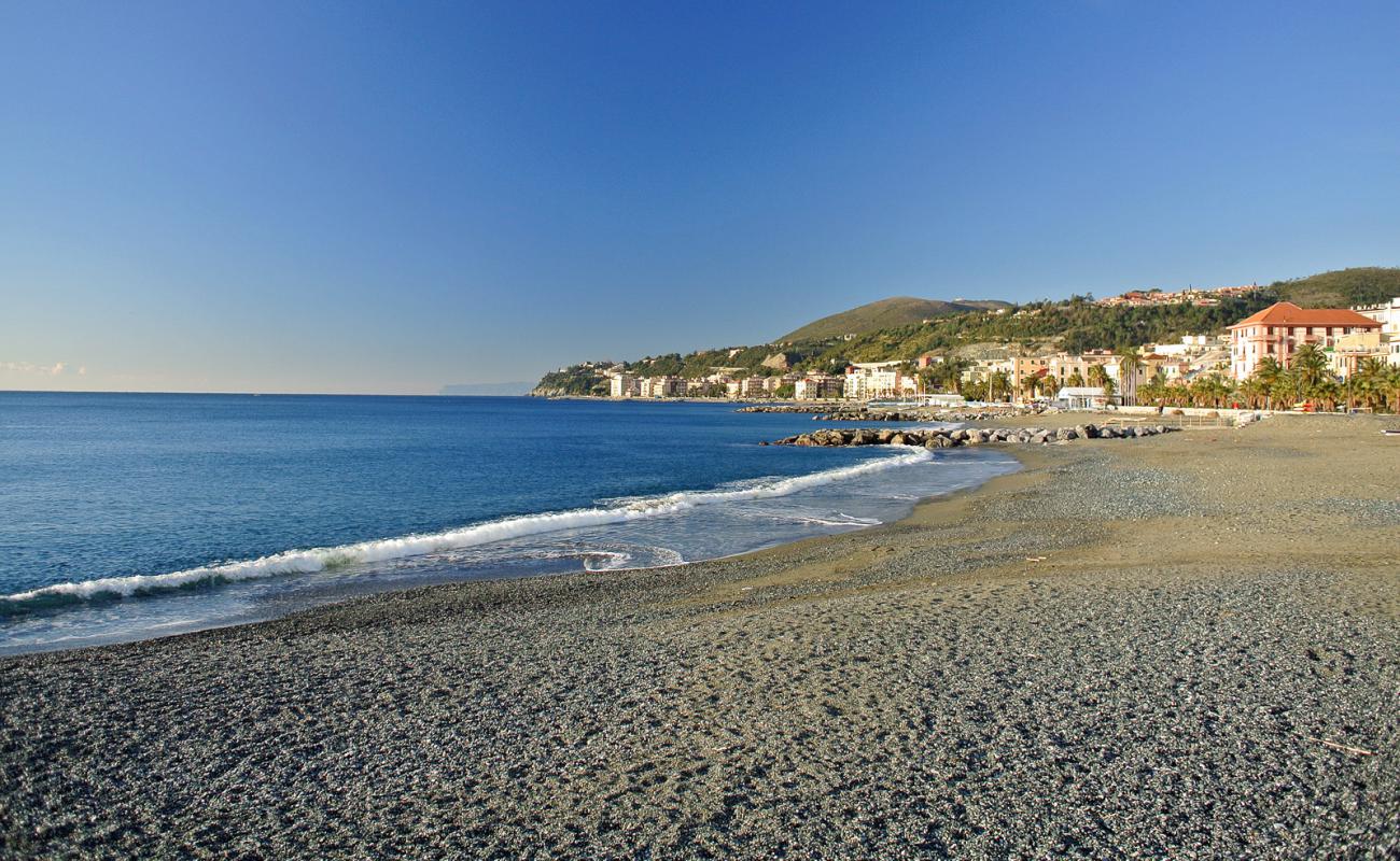 Photo de Spiaggia Cogoleto avec sable noir avec caillou de surface