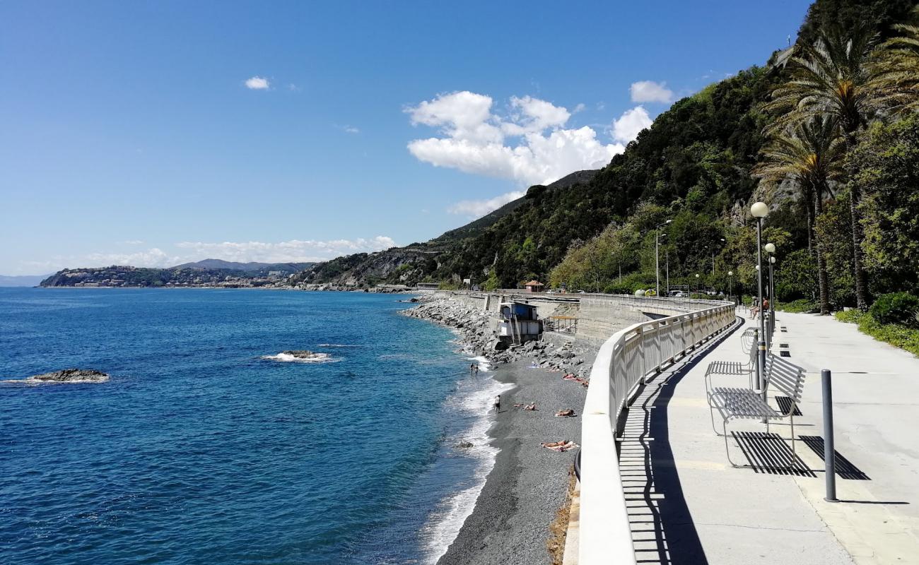 Photo de Nave beach avec caillou fin gris de surface