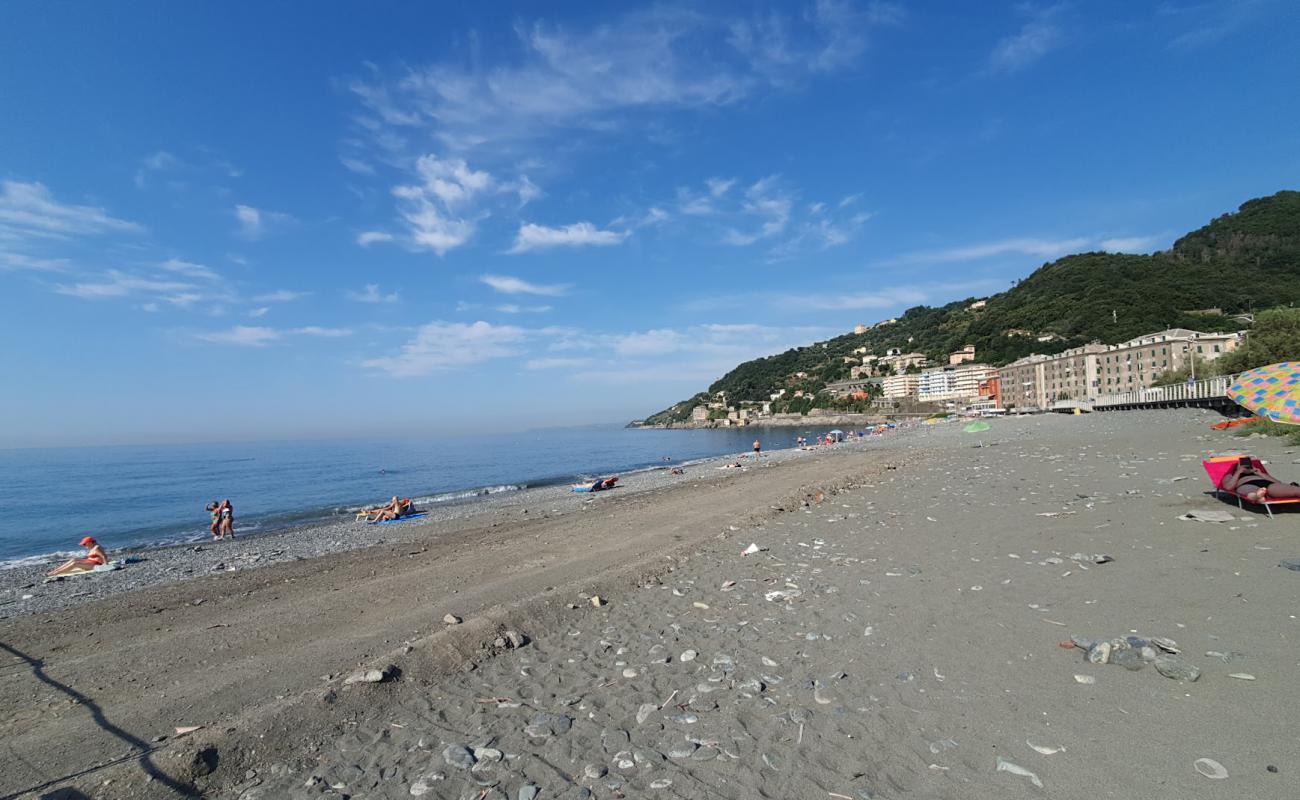 Photo de Spiaggia di Voltri avec sable gris & galets de surface