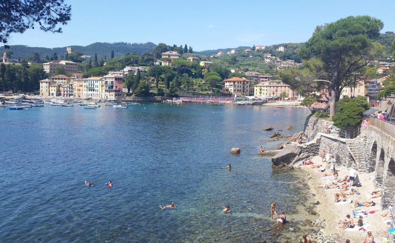 Photo de San Michele beach avec caillou fin gris de surface