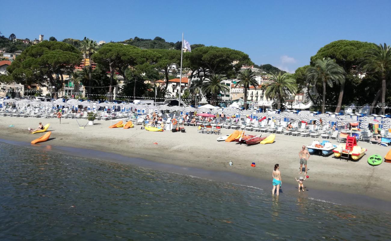 Photo de Rapallo beach avec sable brun de surface