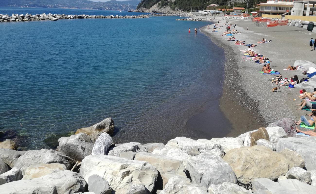 Photo de Chiavari beach avec caillou fin brun de surface