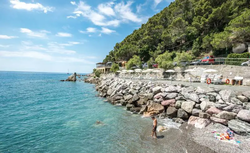 Photo de Smeraldo beach avec caillou gris de surface