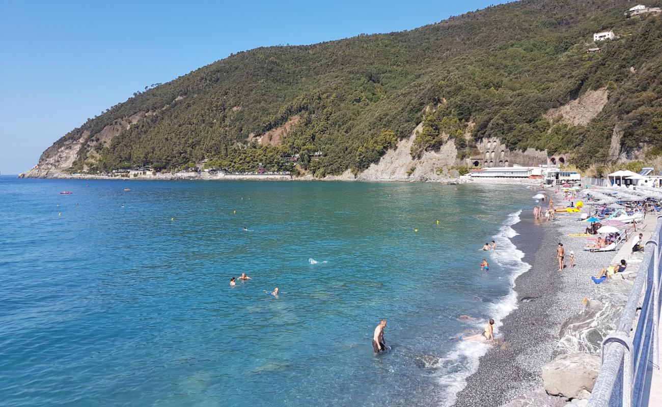 Photo de Spiaggia La Secca avec caillou fin gris de surface