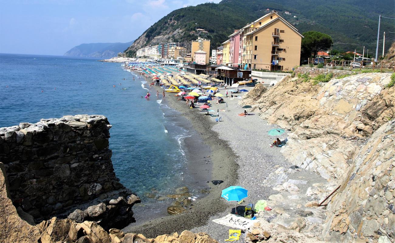 Photo de Moneglia beach II avec sable noir avec caillou de surface