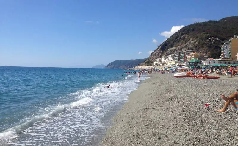 Photo de Spiaggia Deiva Marina avec caillou fin brun de surface