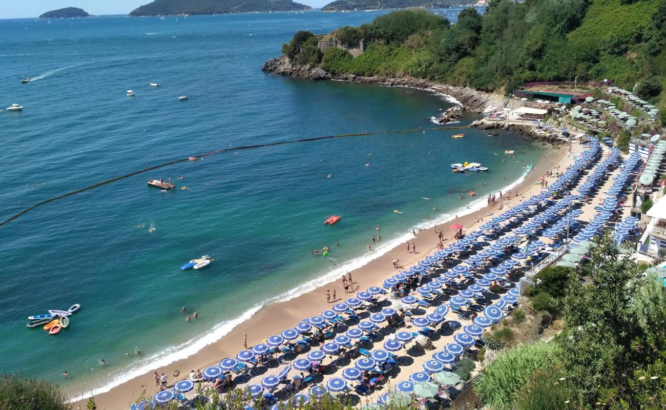 Photo de Baia Blu avec sable brun de surface