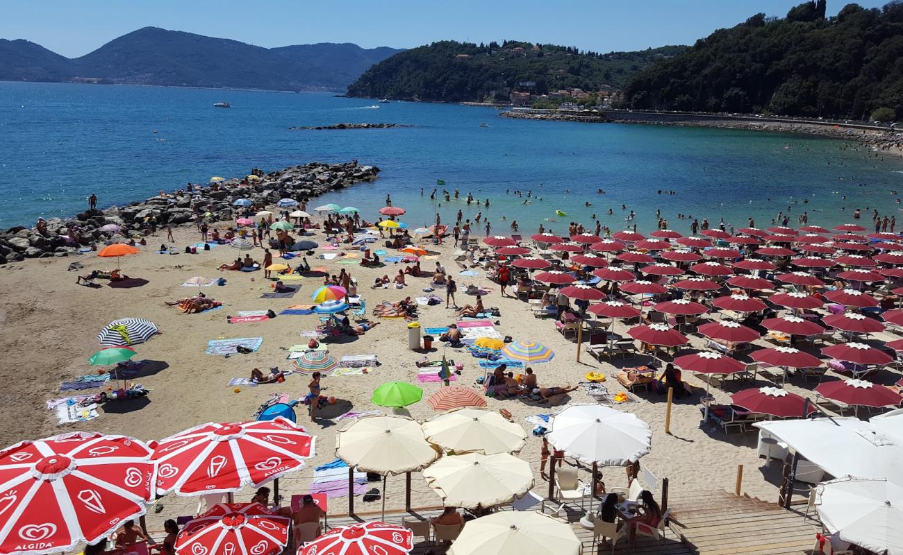 Photo de Spiaggia Venere Azzurra avec sable brun de surface