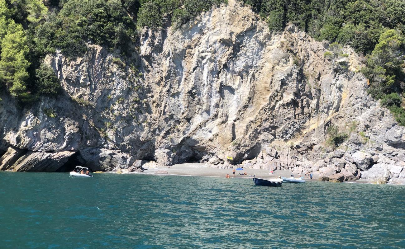 Photo de Spiaggia di Punta Bianca avec sable noir avec caillou de surface