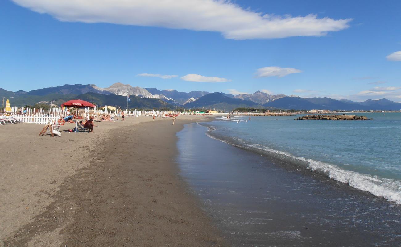 Photo de Spiaggia di Fiumaretta avec sable brun de surface