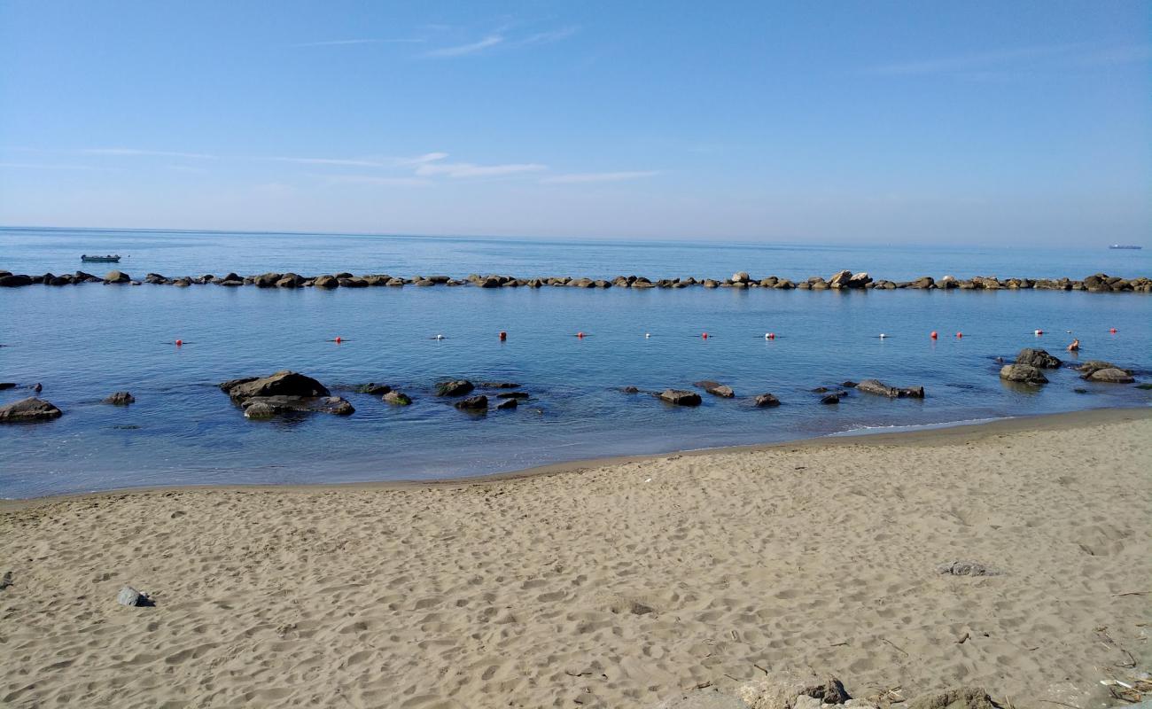Photo de Il Bozzetto Beach avec sable brun de surface