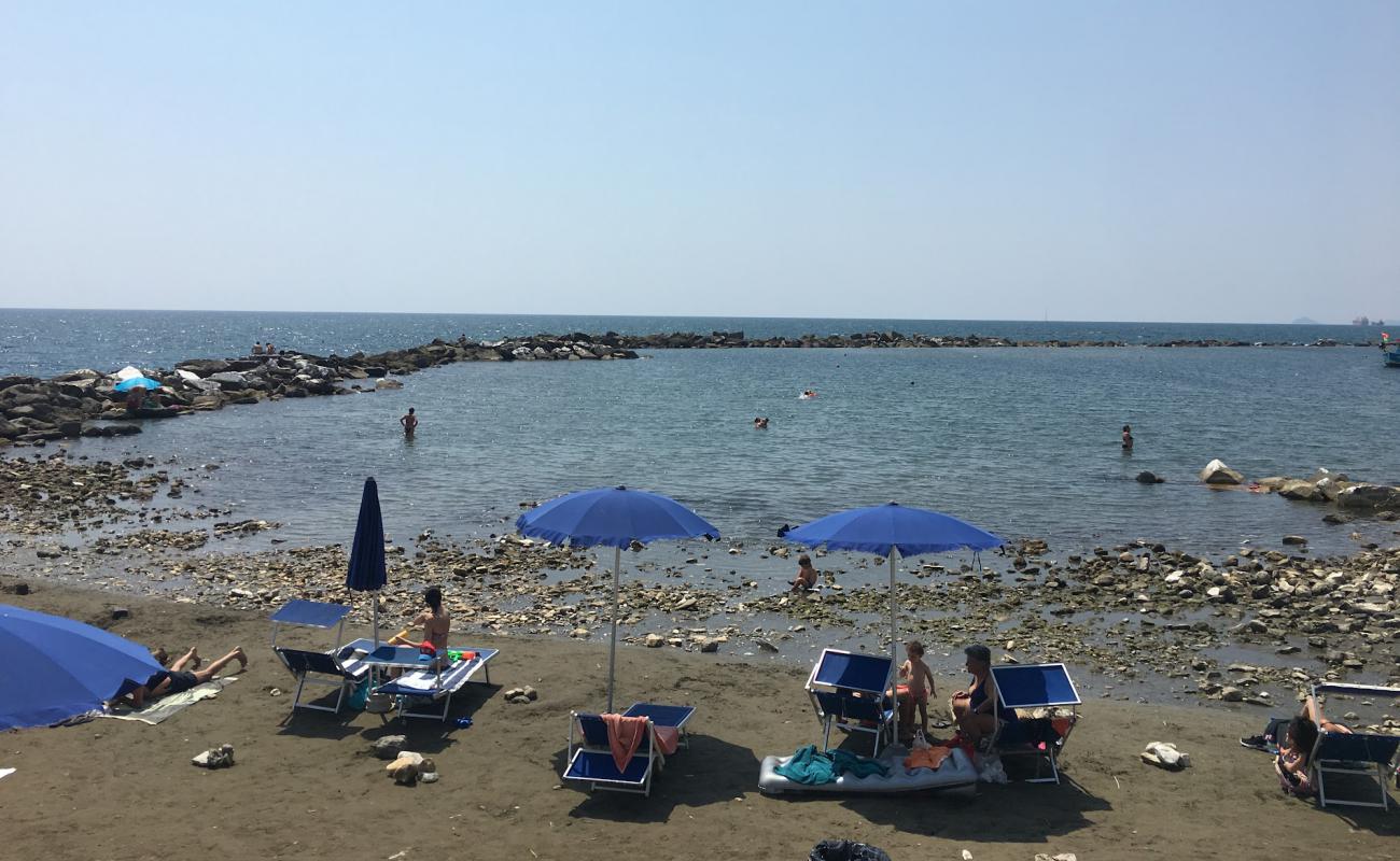 Photo de Angolo del Mare avec sable brun avec roches de surface