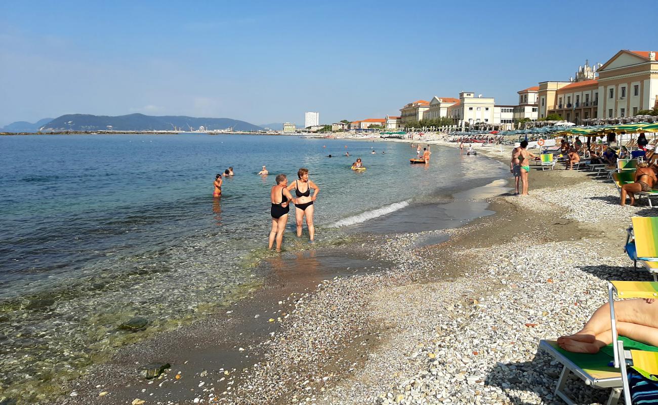 Photo de Spiaggia Marina Di Massa avec sable clair avec caillou de surface