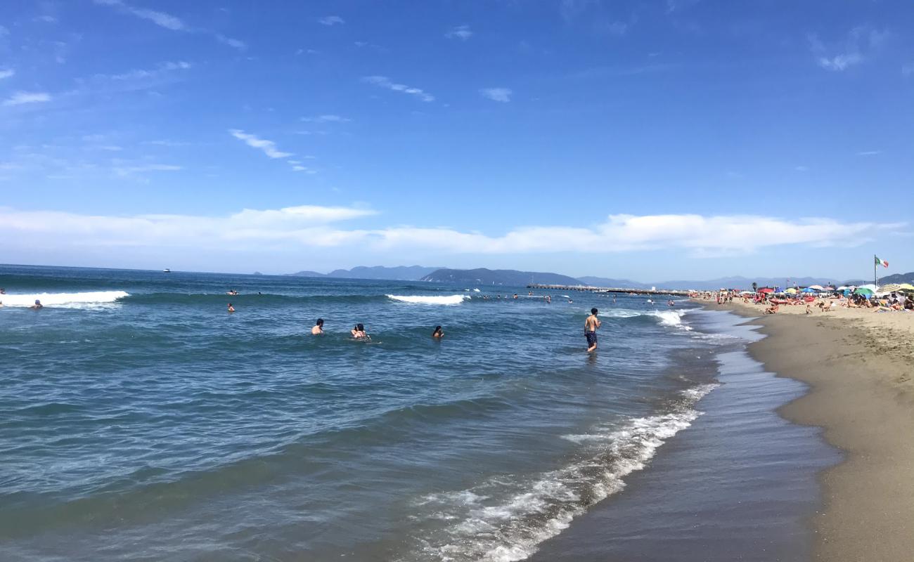 Photo de Spiaggia Le Dune avec sable beige de surface