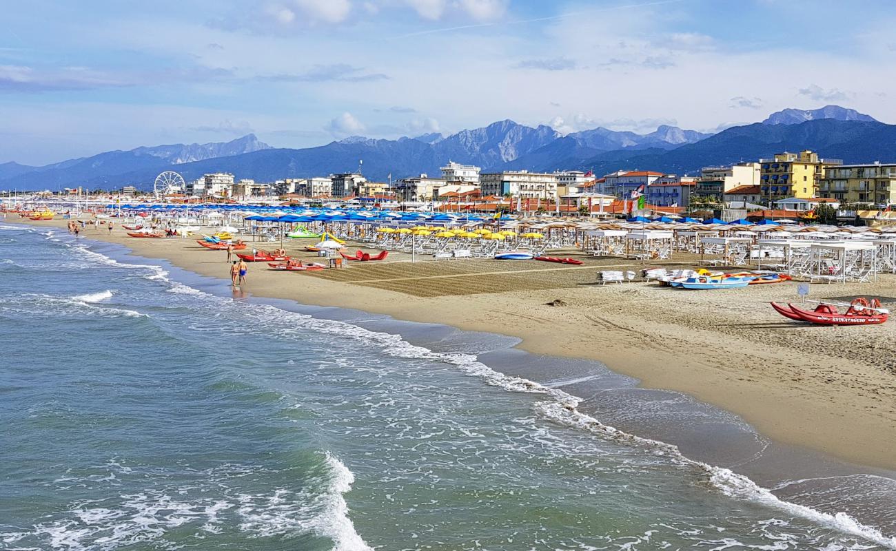 Photo de Viareggio beach avec sable lumineux de surface