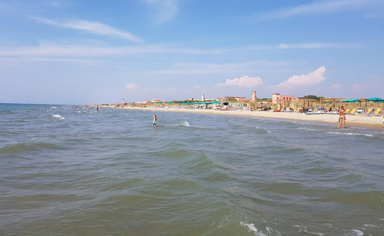 Photo de Spiaggia Calambrone avec sable beige de surface