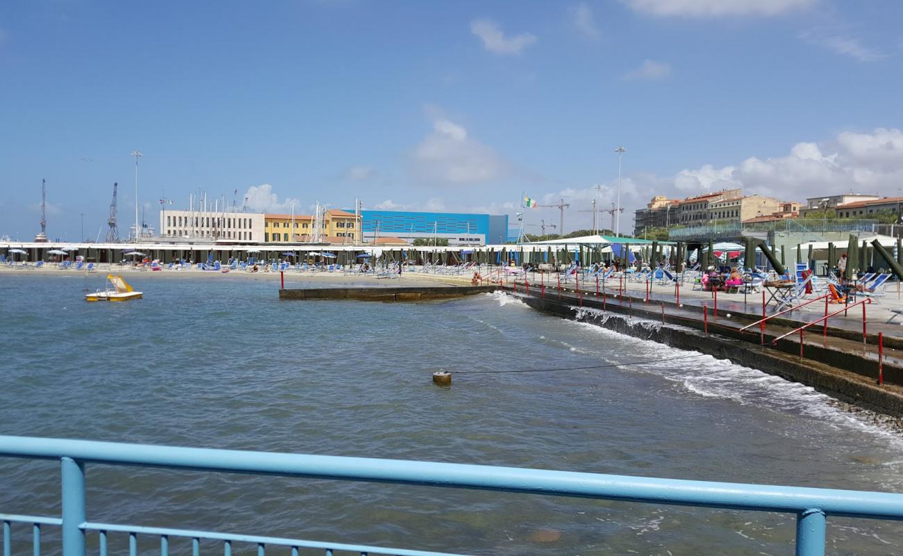 Photo de Bagni Nettuno avec sable brun de surface