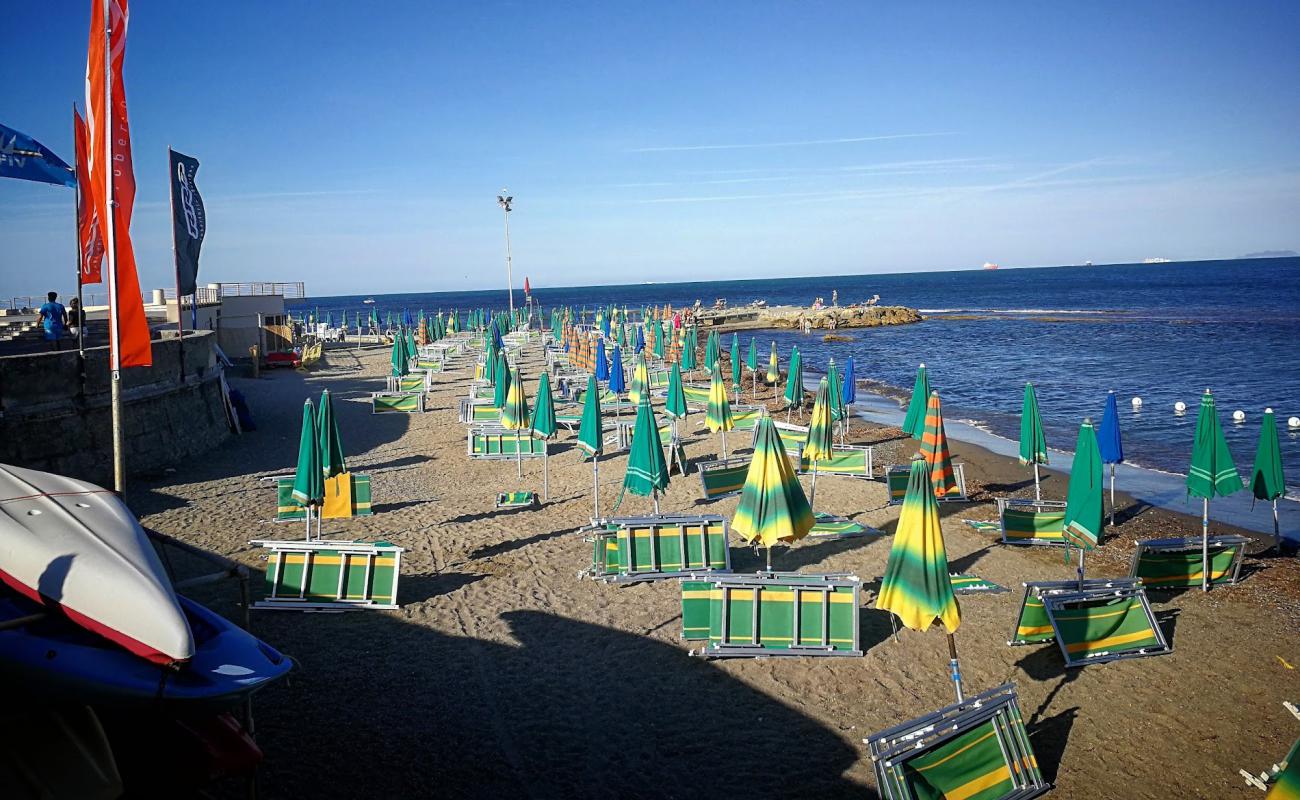 Photo de Tre Ponti beach avec petits galets gris de surface