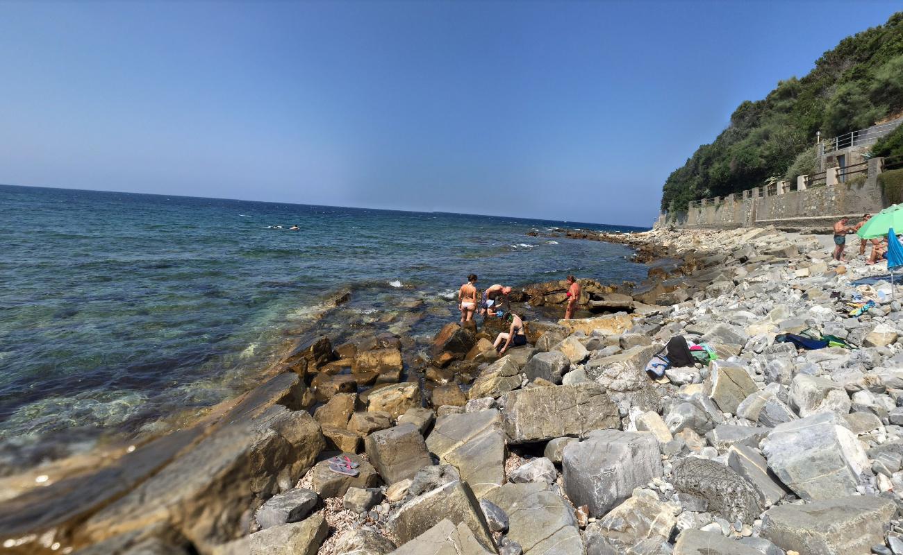 Photo de Baia del Ghiaione avec l'eau cristalline de surface