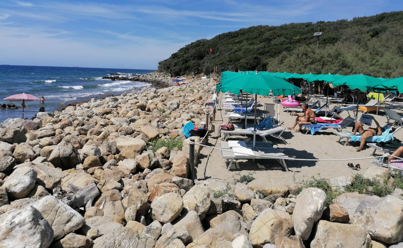 Photo de Spiaggia Fortullino avec terrain rocheux de surface