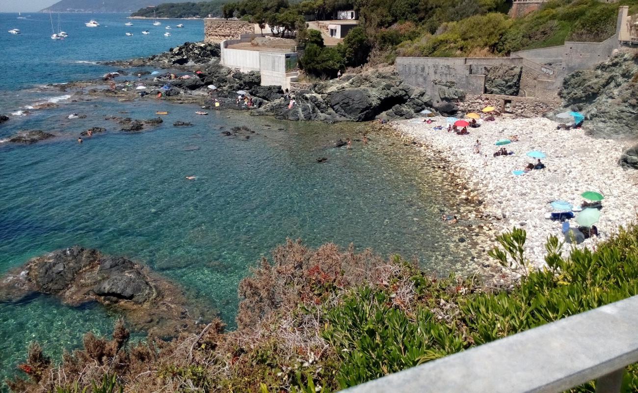 Photo de Spiaggia Le Forbici avec caillou gris de surface