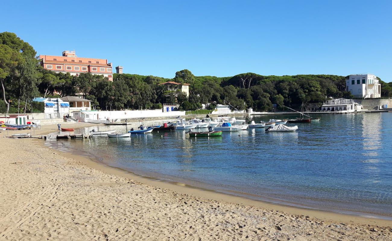 Photo de Castiglioncello beach avec sable brun de surface