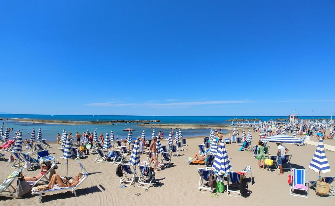 Photo de Lillatro beach avec sable brun de surface