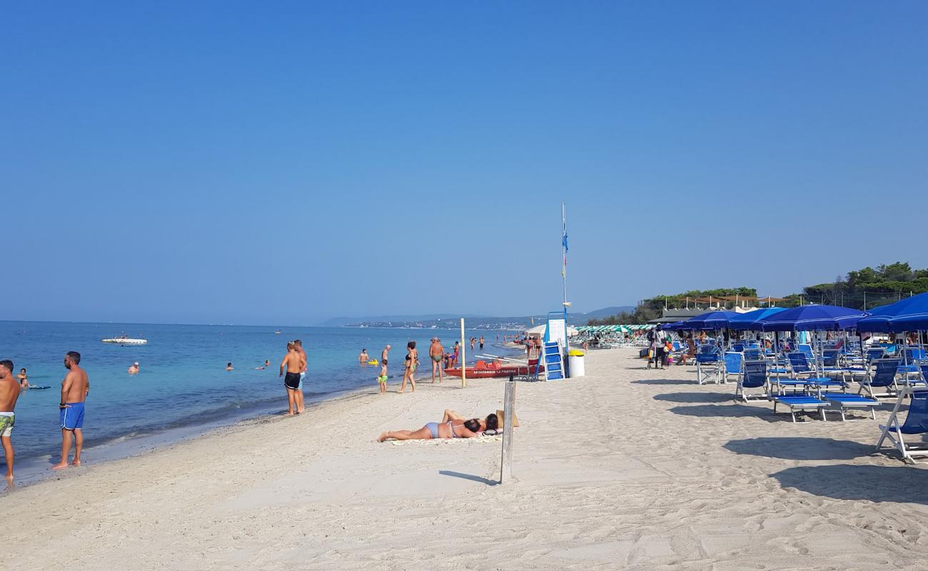 Photo de Spiaggia Pietrabianca avec sable fin et lumineux de surface