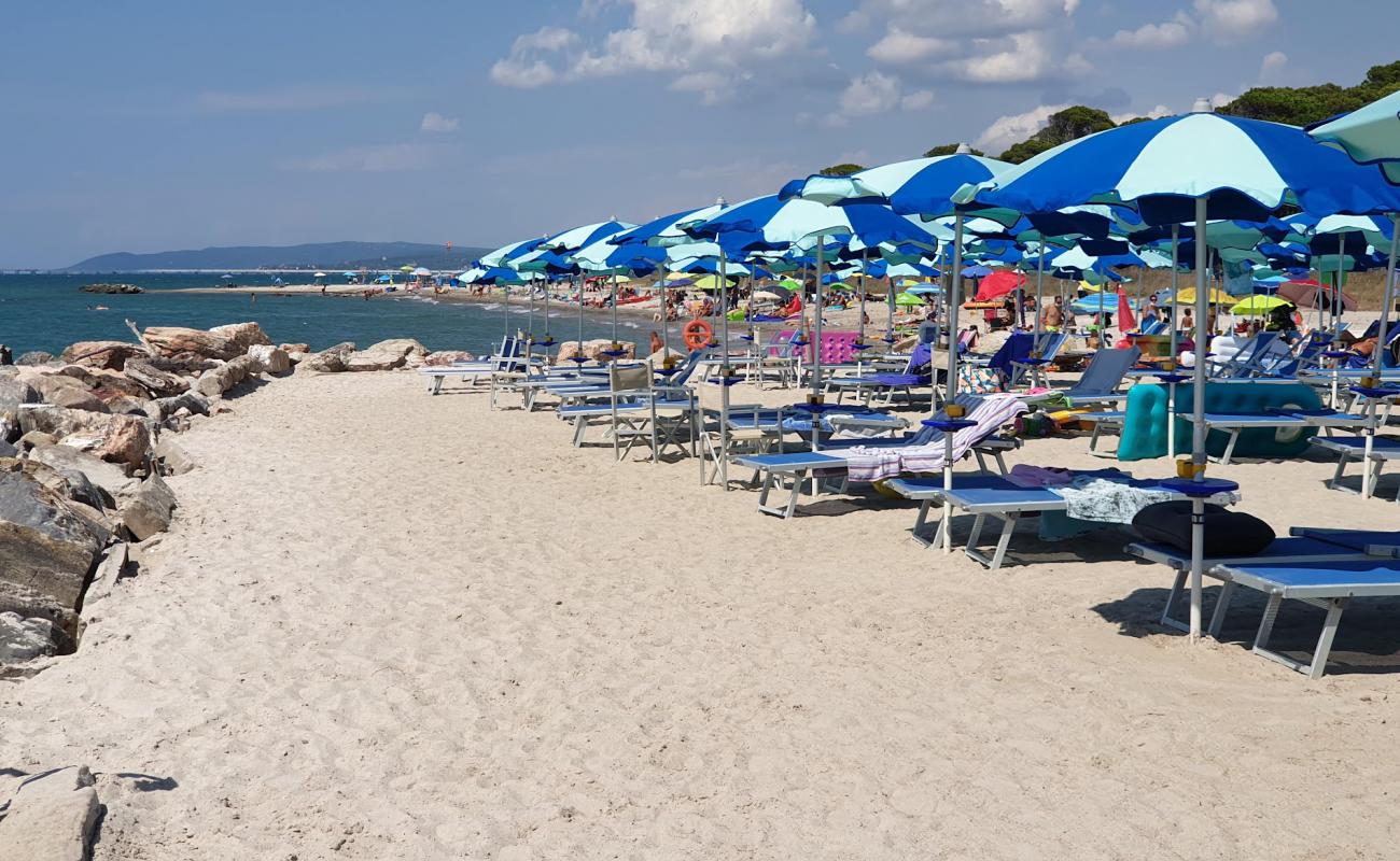 Photo de San Frediano beach avec sable brun de surface