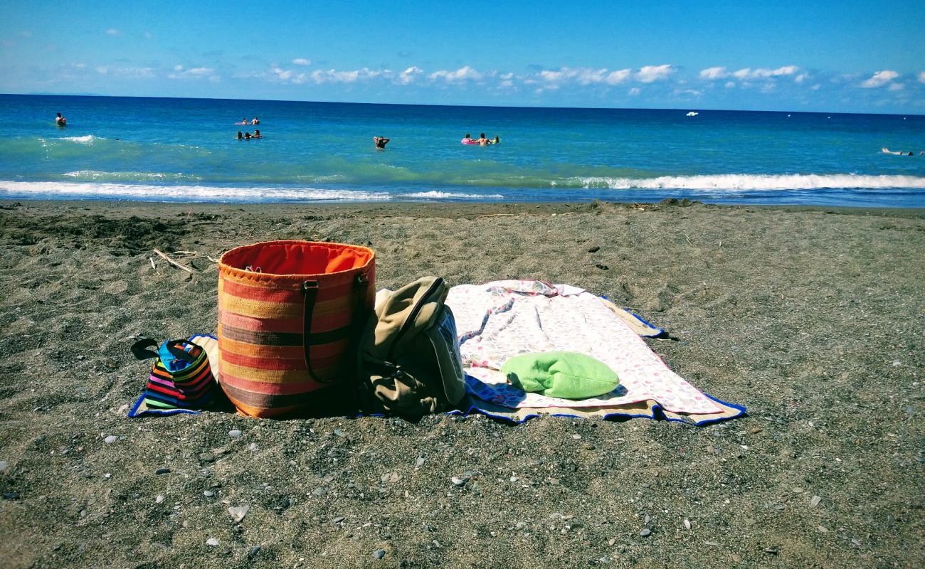Photo de Spiaggia Marina di Castagneto Carducci avec sable brun de surface