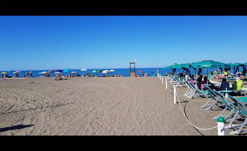 Photo de Spiaggia di Marina di Castagneto avec sable brun de surface
