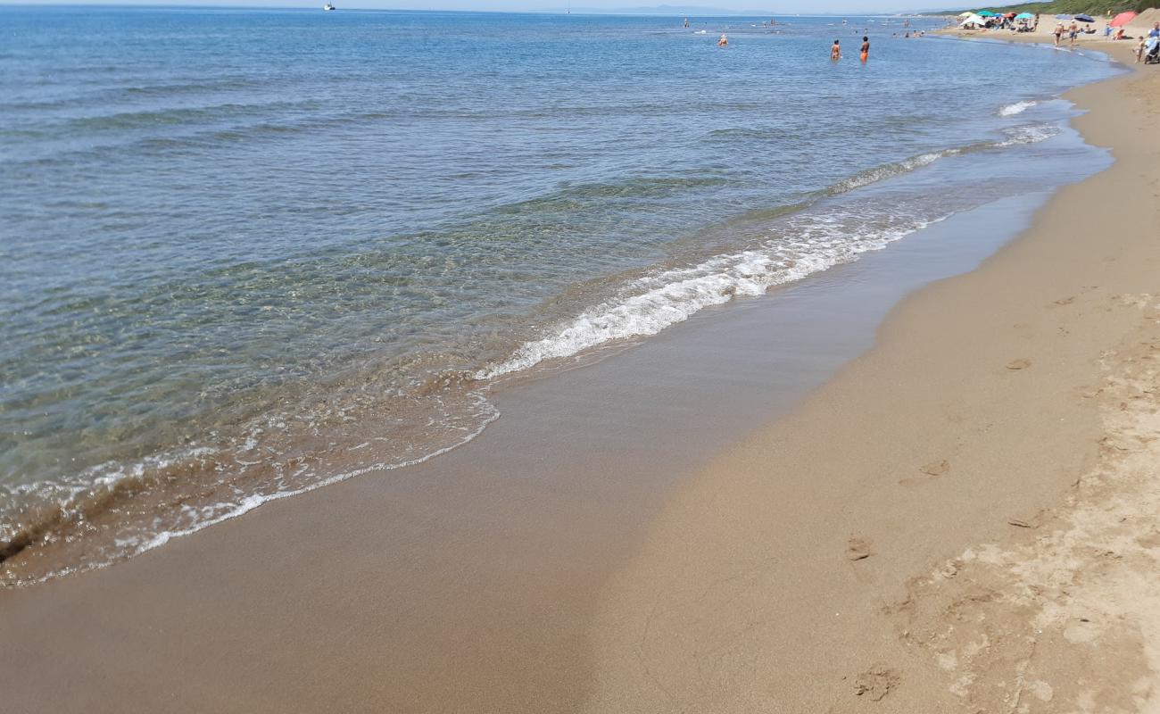 Photo de San Vincenzo beach avec sable brun de surface