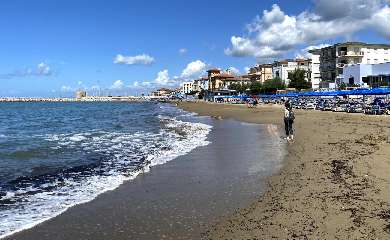 Photo de Spiaggia Libera San Vincenzo avec sable brun de surface