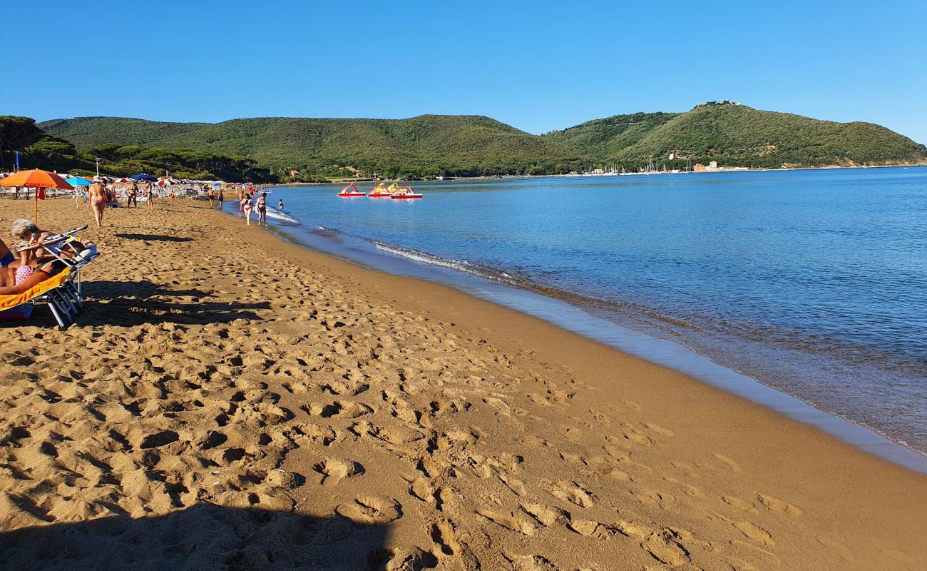 Photo de Plage de Baratti avec sable brun de surface