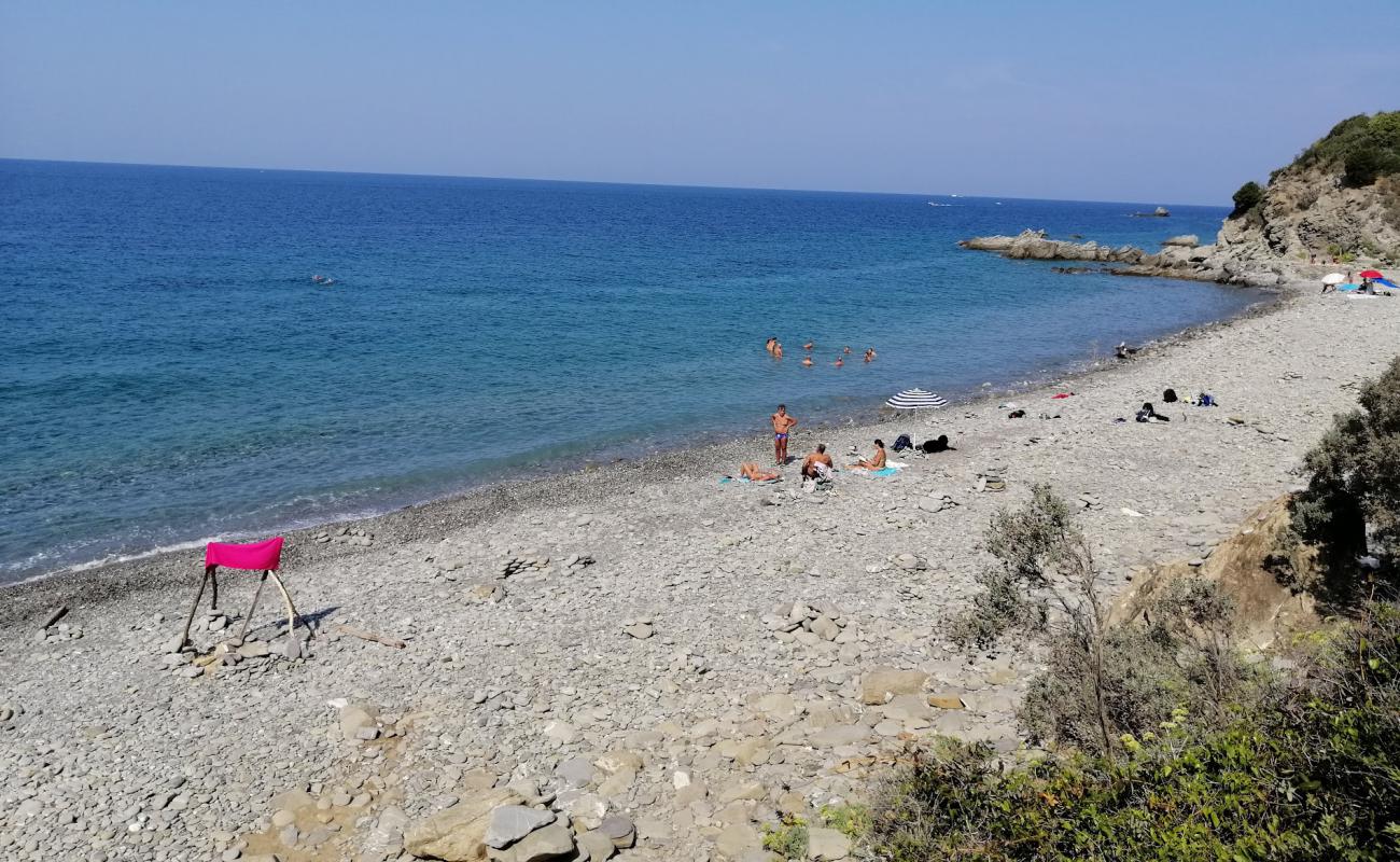 Photo de Lunga Beach avec galets gris de surface