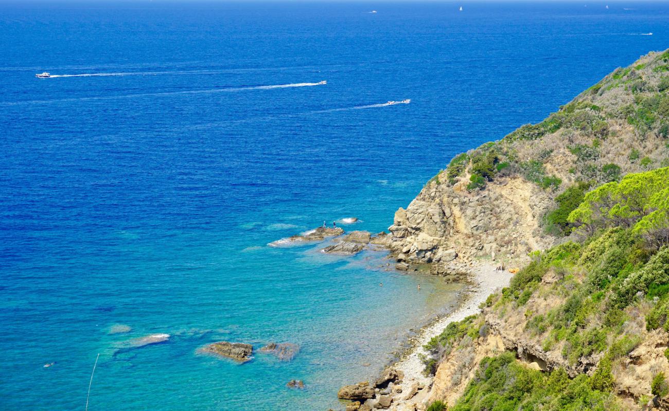 Photo de Spiaggia Cava avec terrain rocheux de surface