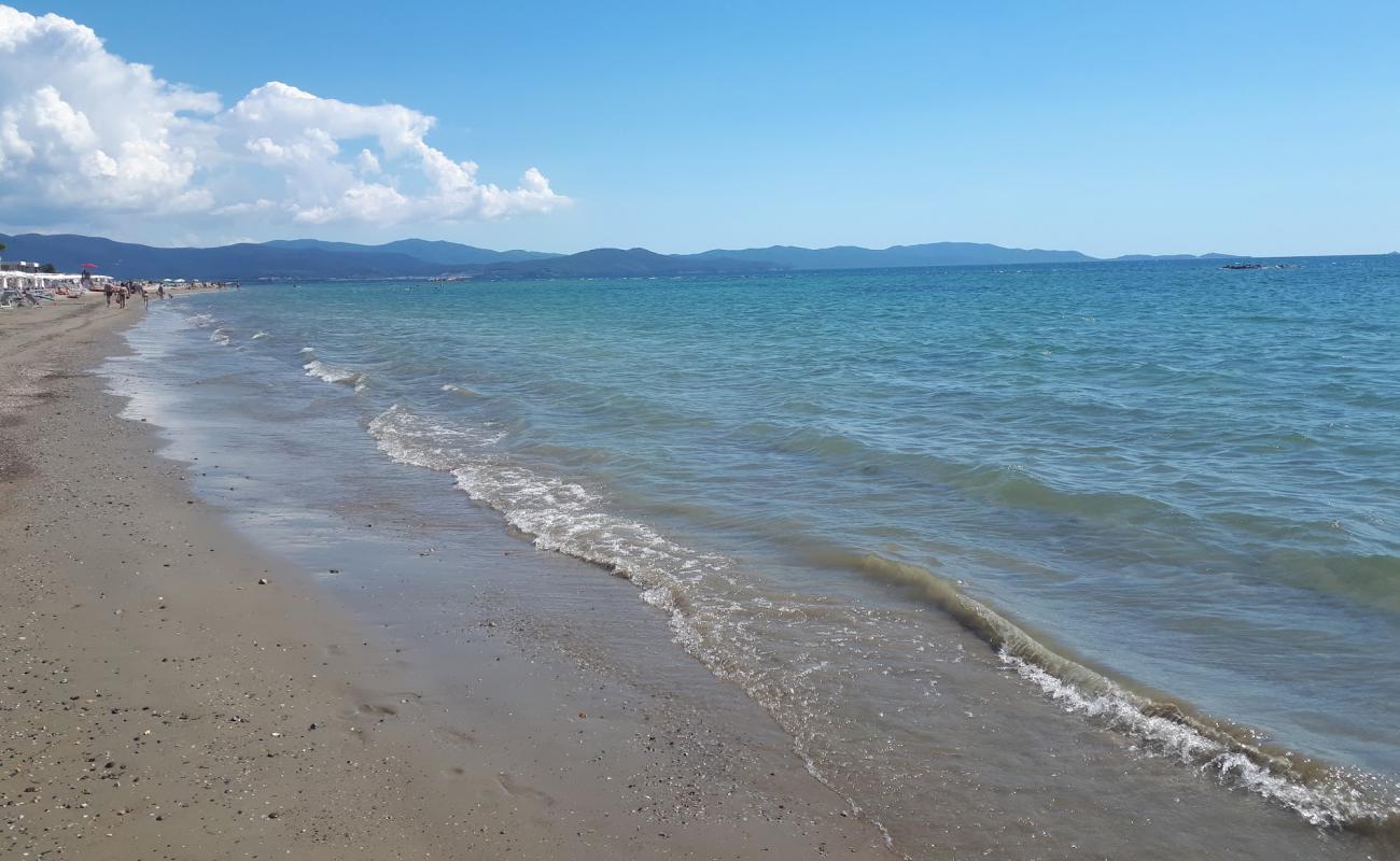 Photo de Follonica beach II avec sable brun de surface