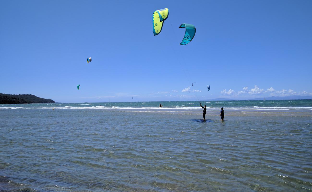 Photo de Puntone beach avec sable brun de surface