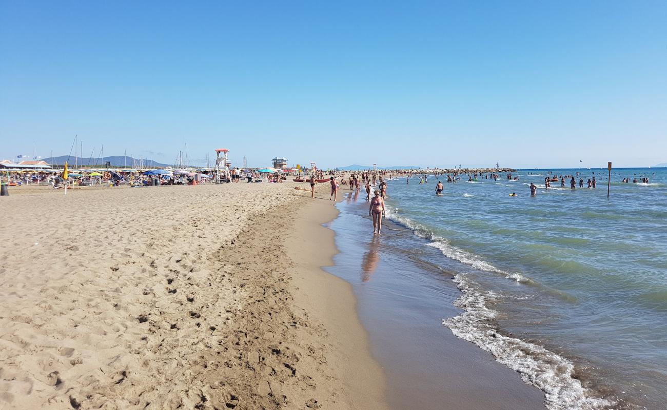 Photo de Spiaggia Marina di Grosseto avec sable brun de surface