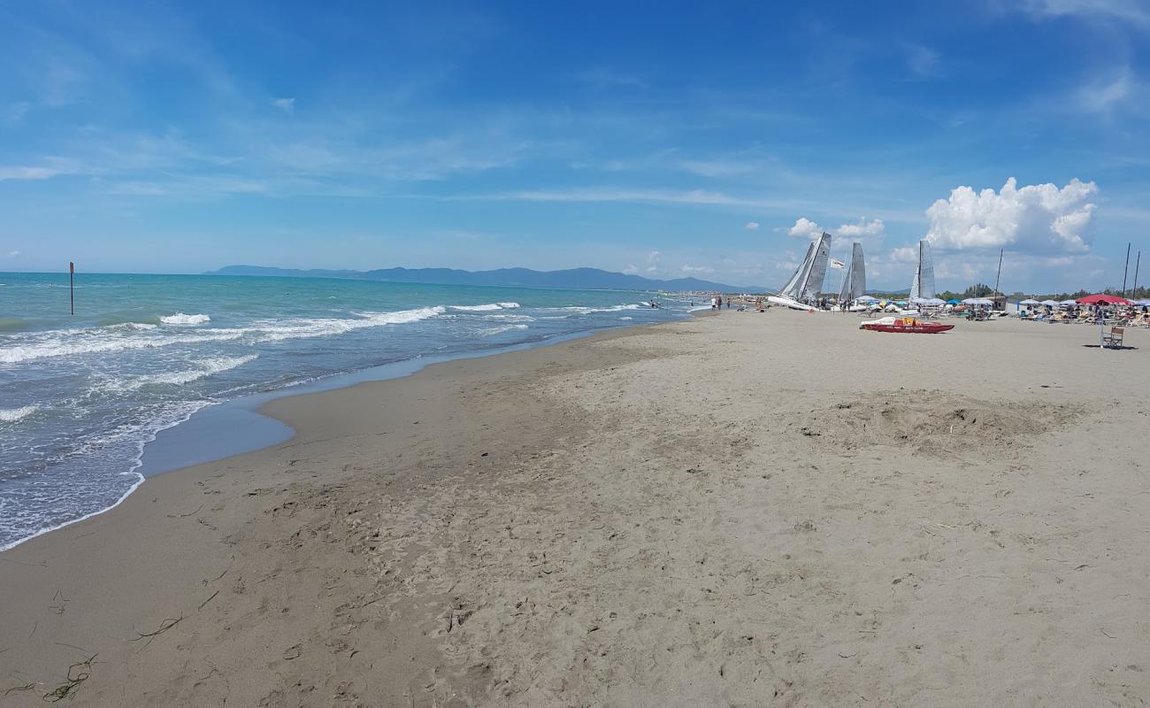 Photo de Spiaggia Principina a Mare avec sable brun de surface