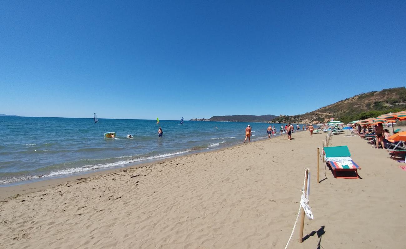 Photo de Spiaggia Dell'Osa avec sable brun de surface